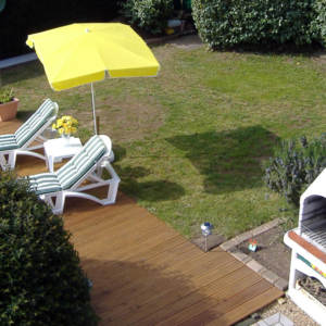 Garten mit Feuerstelle