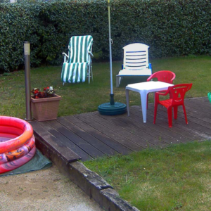 Garten mit Spielgeräten